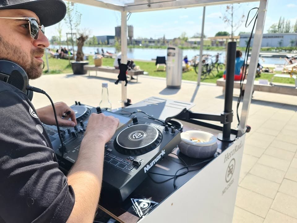 DJ am HerzRad bei einem Event